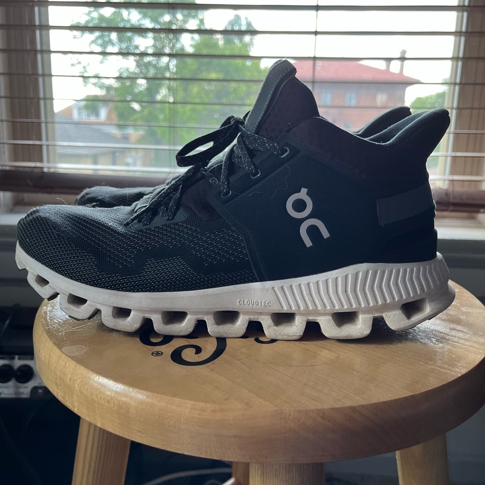 OnCloud men’s shoes size 9! Ankle support.